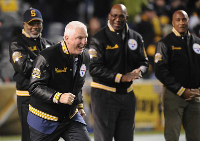 Former Steelers linebacker Andy Russell acknowledges the crowd during a halftime recognition for the Steelers Hall of Honor at Heinz Field in 2017.